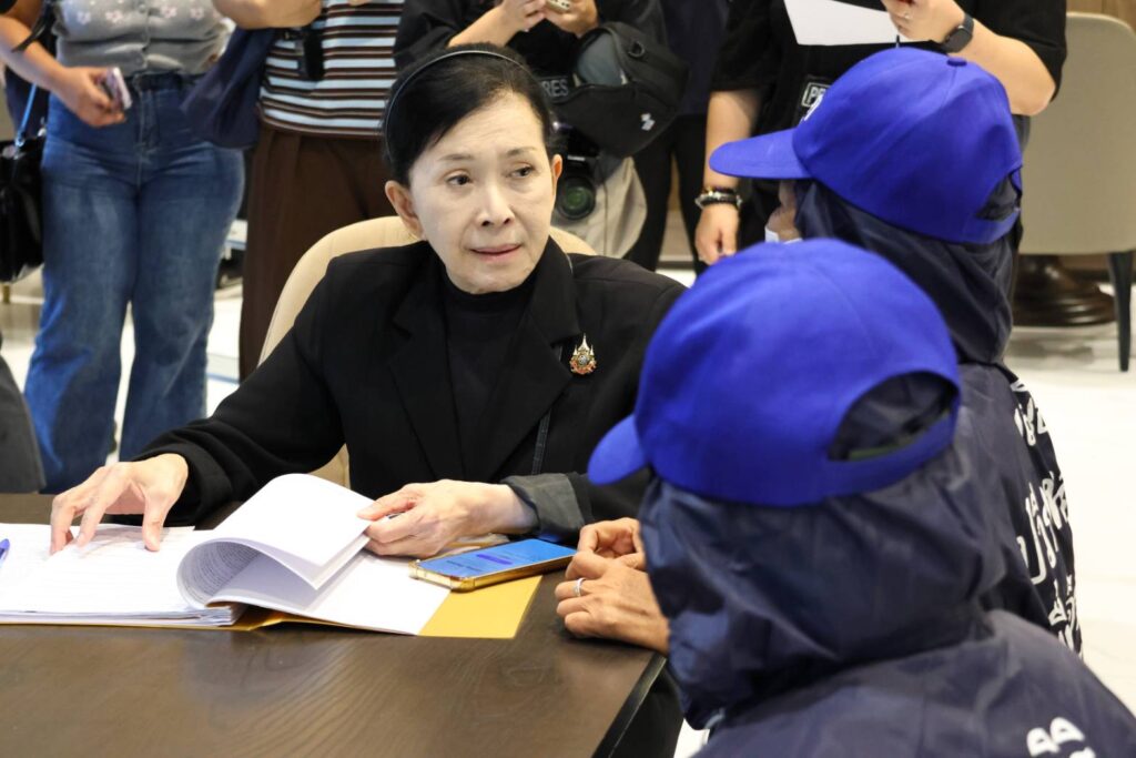 "ปวีณา" พายาย-ป้า เด็กหญิงวัย 12 ปี เข้าพบ รอง ผบ.ตร.