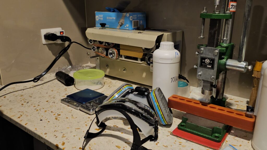 ปส.รวบหนุ่มจีน ผลิตพอตผสมสารอีโทมิเดท คาคอนโดห้วยขวาง