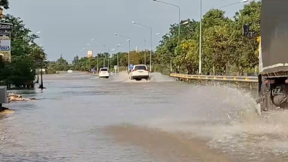 น้ำท่วมบายพาสสุโขทัย-ตาก ต้องปิดการจราจร