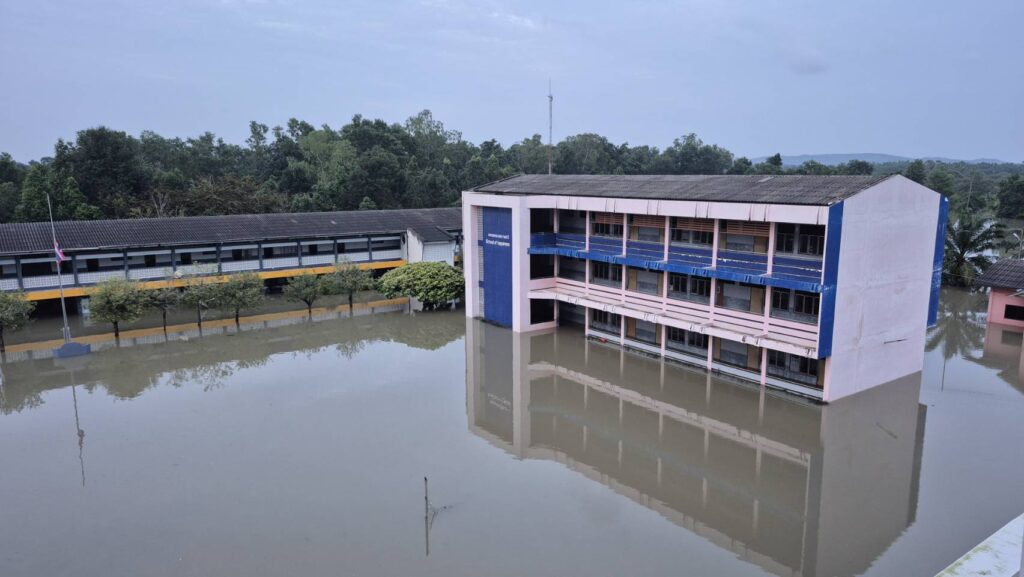 พัทลุง หมู่บ้านริมทะเลสาบน้ำท่วมสูง ชาวบ้านนอนบนถนน