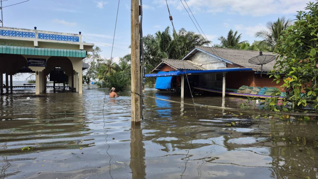 พัทลุง หมู่บ้านริมทะเลสาบน้ำท่วมสูง ชาวบ้านนอนบนถนน