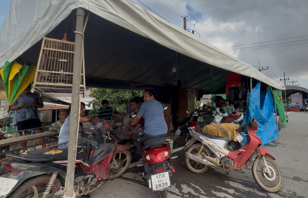 พัทลุง หมู่บ้านริมทะเลสาบน้ำท่วมสูง ชาวบ้านนอนบนถนน