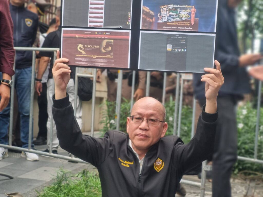 "อัจฉริยะ" นั่งประท้วง จี้ ผบ.ตร. เคลียร์คดีสแกมเมอร์