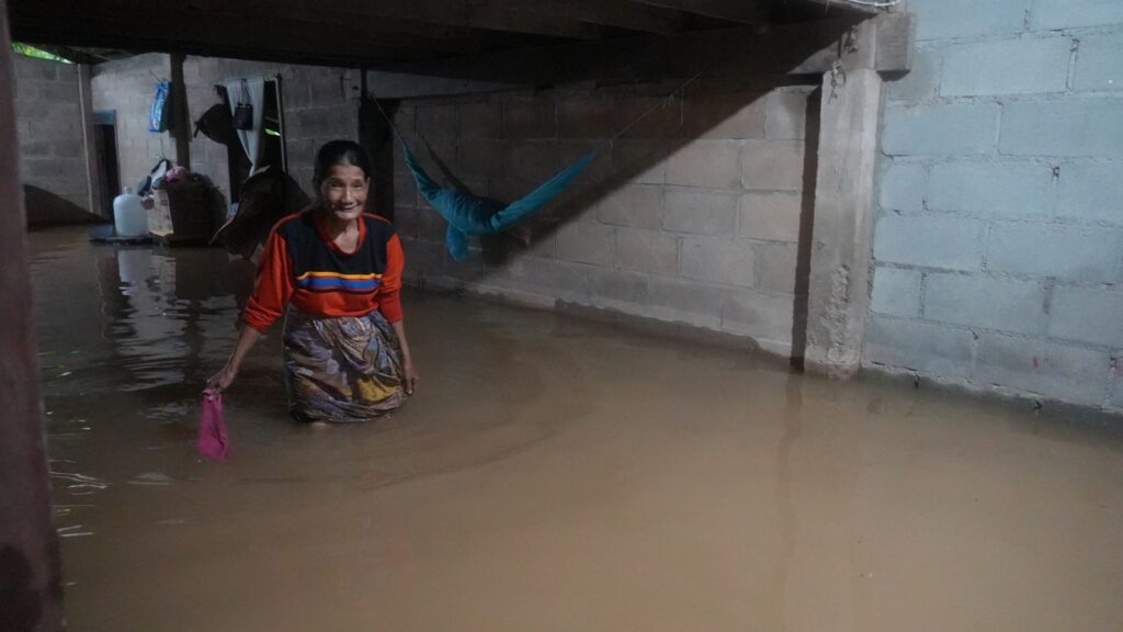 พัทลุง ฝนถล่มหนักทั้งคืน น้ำป่าหลากท่วมหมู่บ้าน 