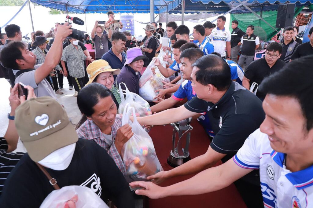 "อนุชา" นำแชมป์ฟุตบอล 7 สี "รร.อบจ.ชัยนาท" ช่วยน้ำท่วม