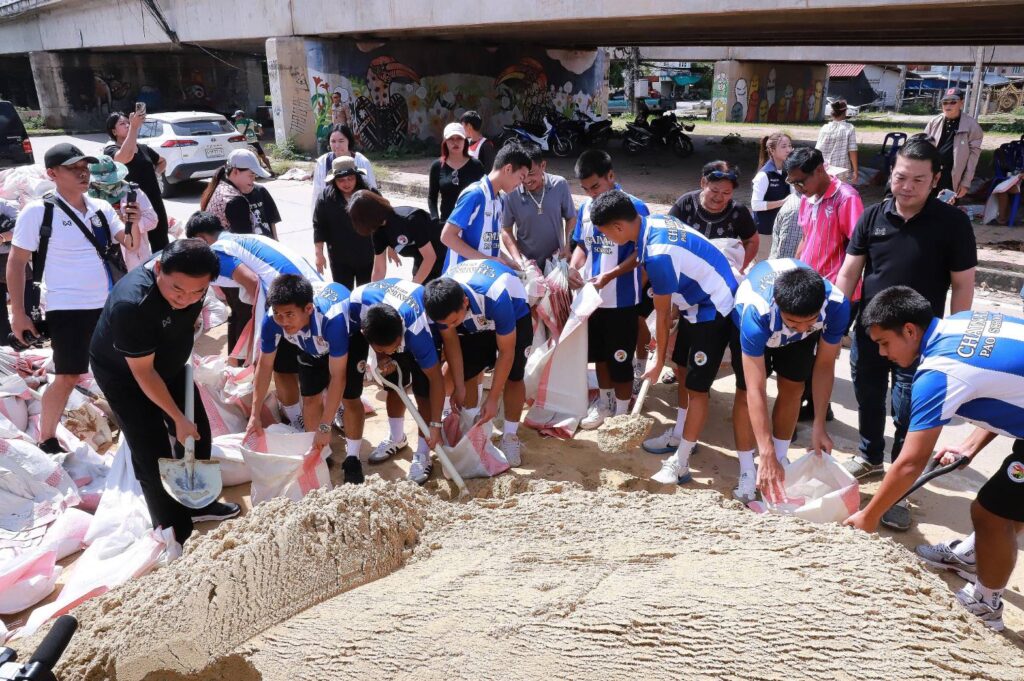 "อนุชา" นำแชมป์ฟุตบอล 7 สี "รร.อบจ.ชัยนาท" ช่วยน้ำท่วม