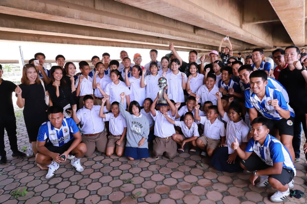 "อนุชา" นำแชมป์ฟุตบอล 7 สี "รร.อบจ.ชัยนาท" ช่วยน้ำท่วม