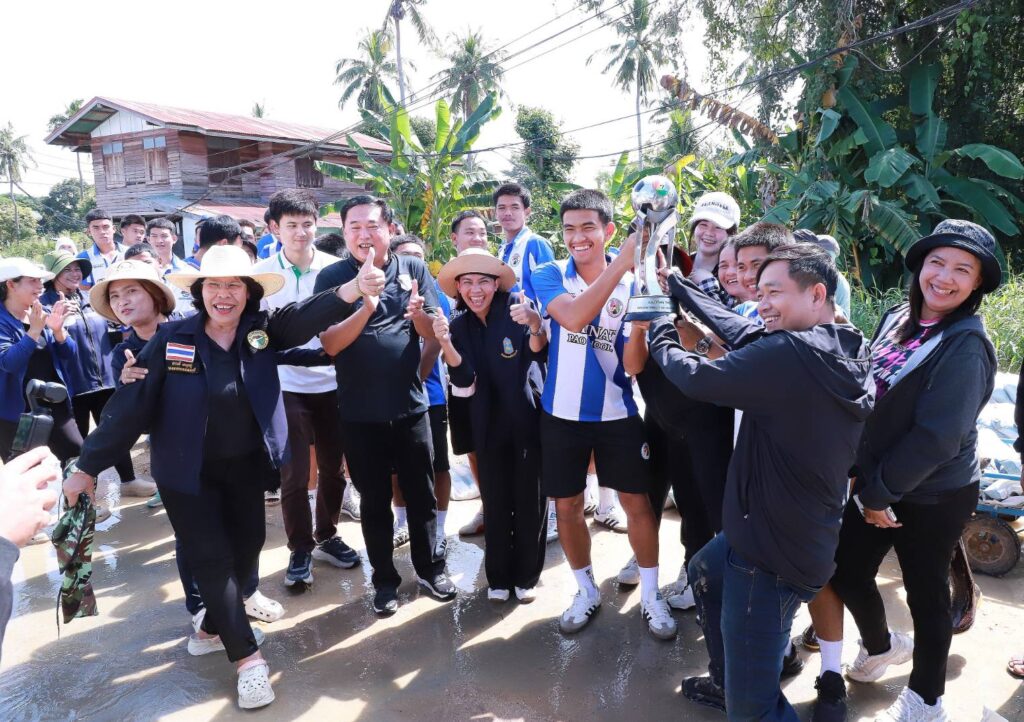 "อนุชา" นำแชมป์ฟุตบอล 7 สี "รร.อบจ.ชัยนาท" ช่วยน้ำท่วม