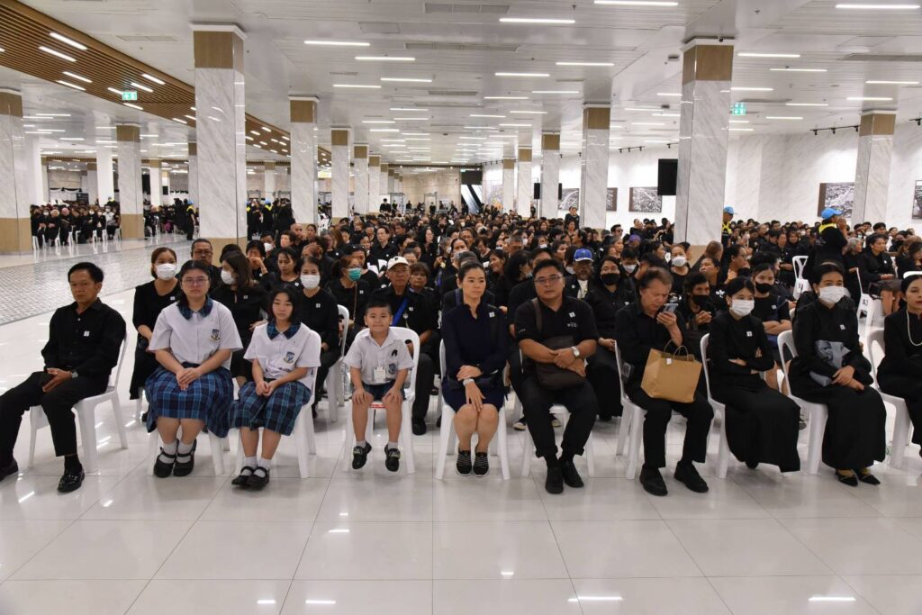 ประชาชนทั่วสารทิศ เข้ากราบถวายบังคมพระบรมศพพระพันปีหลวง