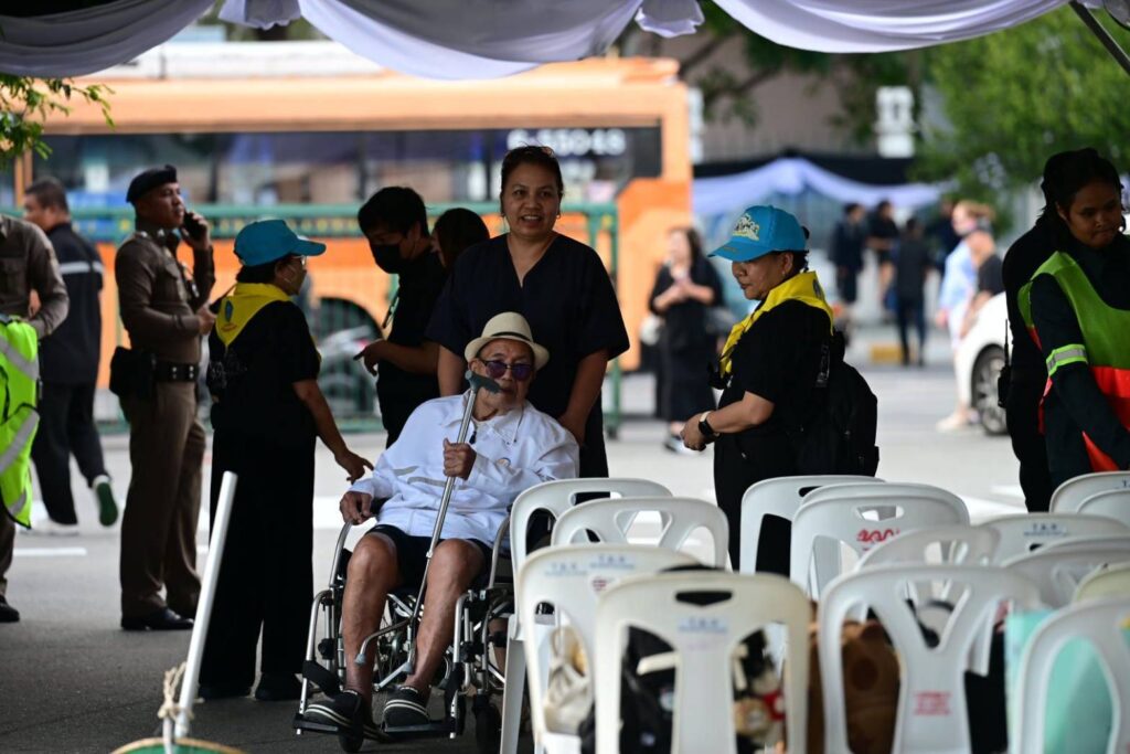 ประชาชนทั่วสารทิศ เข้ากราบถวายบังคมพระบรมศพพระพันปีหลวง