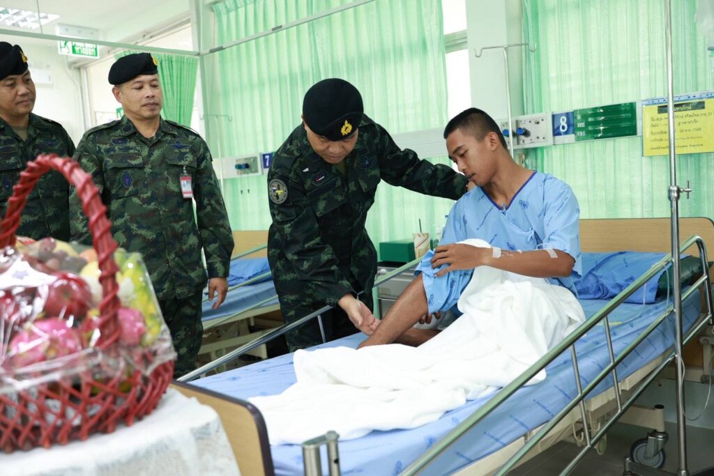 มทภ.2 เยี่ยมให้กำลังใจ ทหารบาดเจ็บเหยียบทุ่นระเบิด