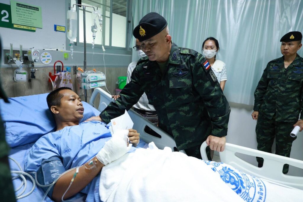 มทภ.2 เยี่ยมให้กำลังใจ ทหารบาดเจ็บเหยียบทุ่นระเบิด