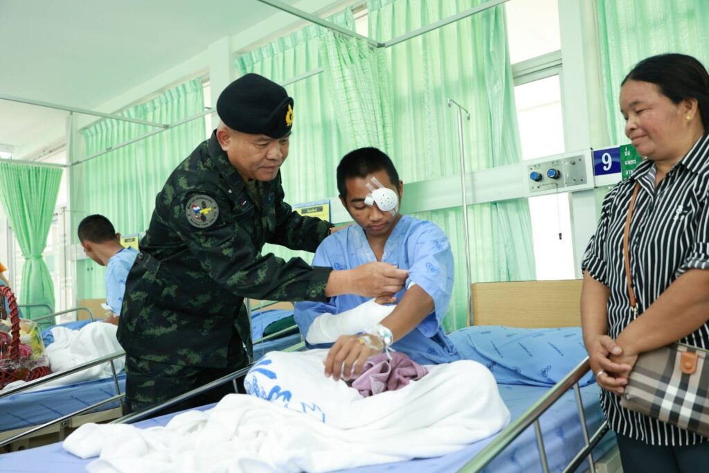 มทภ.2 เยี่ยมให้กำลังใจ ทหารบาดเจ็บเหยียบทุ่นระเบิด