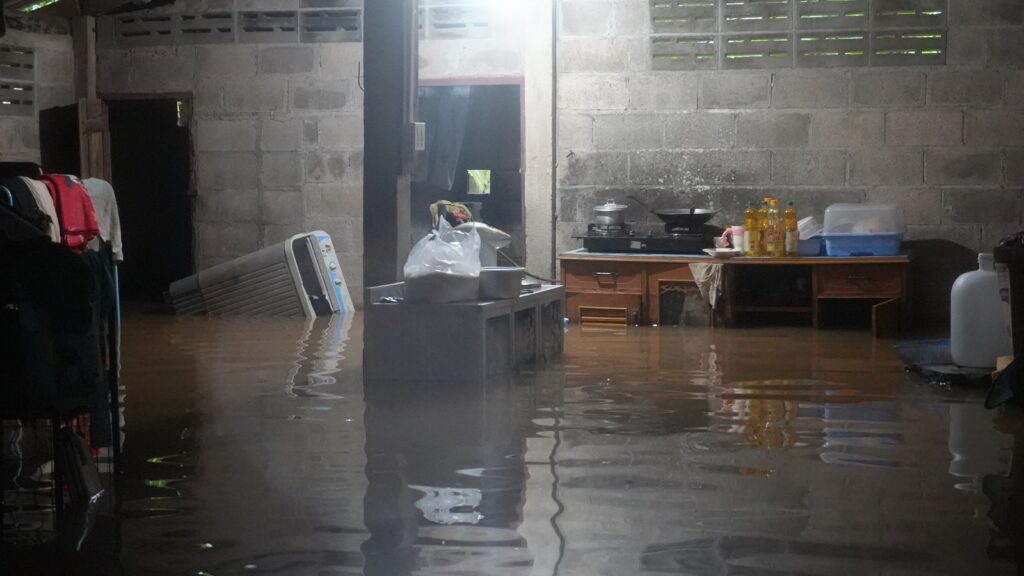 พัทลุง ฝนถล่มหนักทั้งคืน น้ำป่าหลากท่วมหมู่บ้าน 