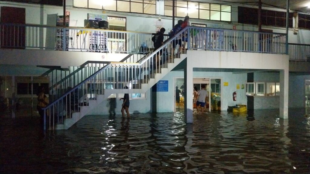 ปทุมธานี น้ำเจ้าพระยาไหลทะลักท่วมโรงเรียน บ้านเรือนปชช. 
