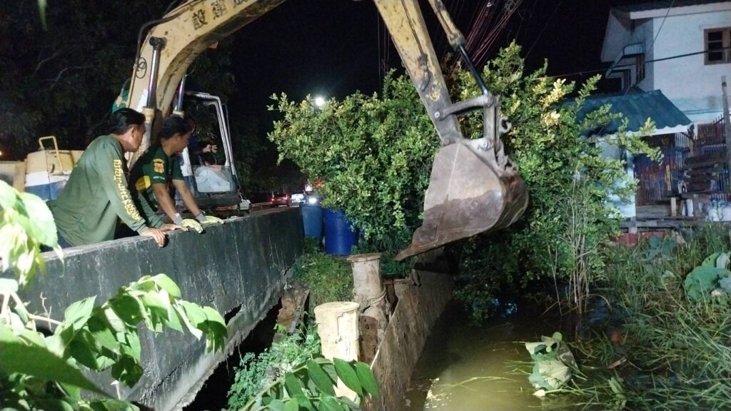 ปทุมธานี น้ำเจ้าพระยาไหลทะลักท่วมโรงเรียน บ้านเรือนปชช. 