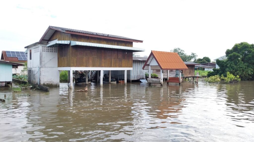 เขื่อนเจ้าพระยาลดการปล่อยน้ำ อดีต ส.ส.ลุยแจกถุงยังชีพ