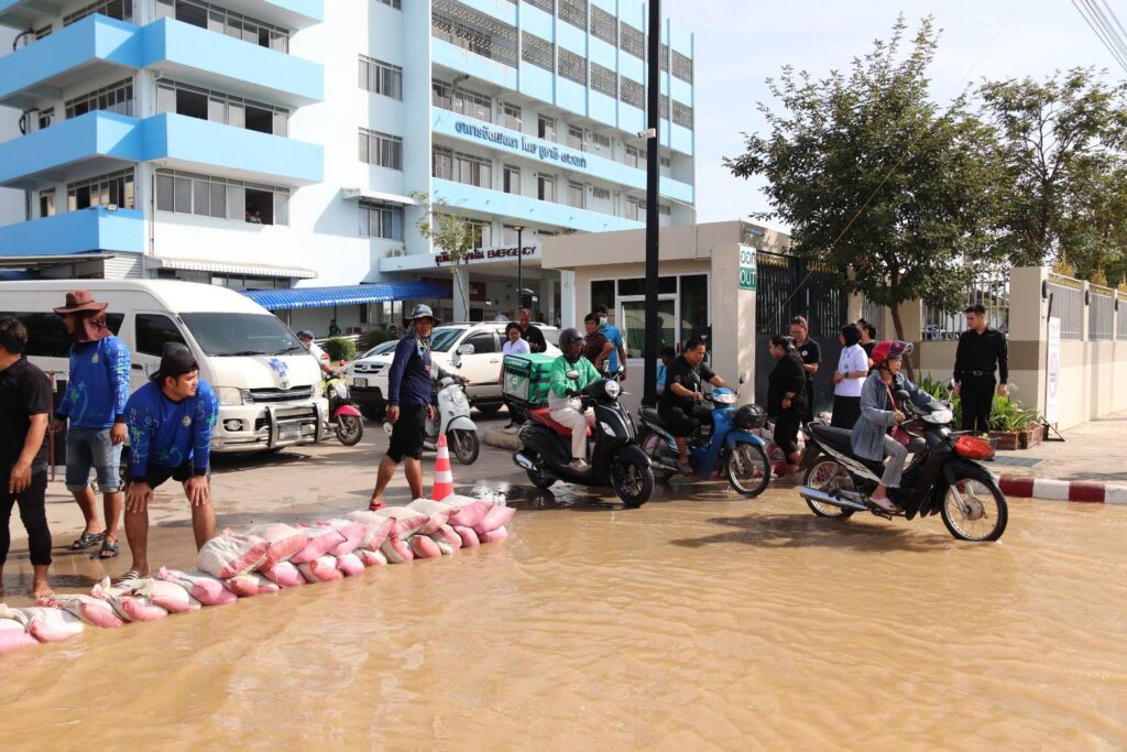 น้ำท่วมบายพาสสุโขทัย-ตาก ต้องปิดการจราจร