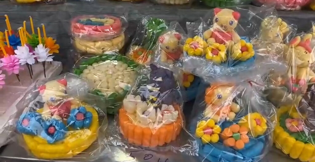 ชัยภูมิแห่ซื้อกระทง เตรียมลอยคืนนี้ ขายดี "กระทงสีขาว–ดำ"