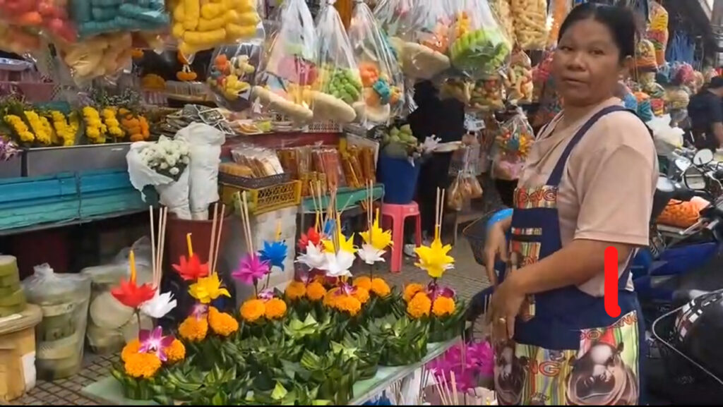 ชัยภูมิแห่ซื้อกระทง เตรียมลอยคืนนี้ ขายดี "กระทงสีขาว–ดำ"