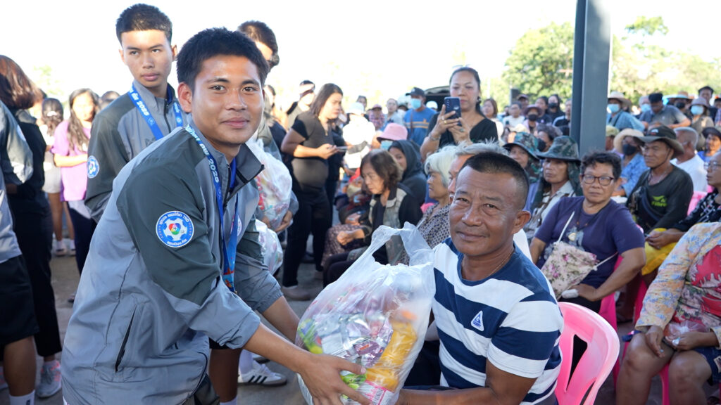 "สส.อนุชา" นำทีมฟุตบอล อบจ.ชัยนาท ช่วยน้ำท่วม-มอบถุงยังชีพ