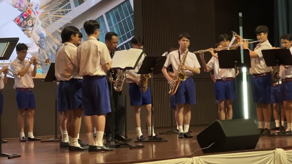 นายกฯเป่าแซกฯร่วม AC BAND-สัญญาจะมาเชียร์ "จตุรมิตร" รอบชิงฯ