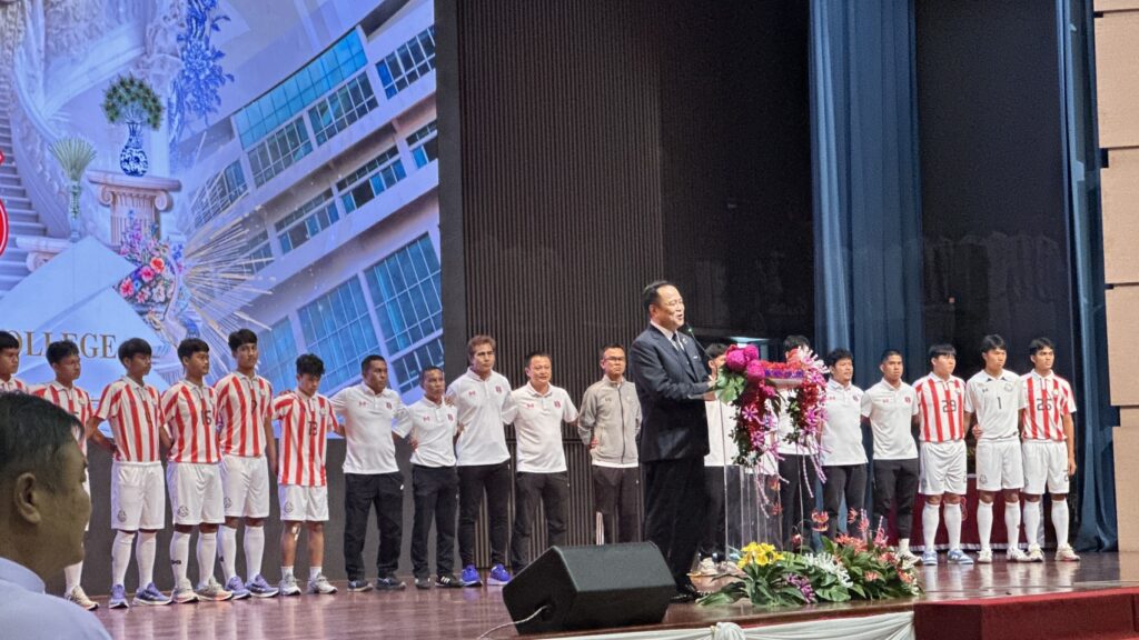 นายกฯเป่าแซกฯร่วม AC BAND-สัญญาจะมาเชียร์ "จตุรมิตร" รอบชิงฯ