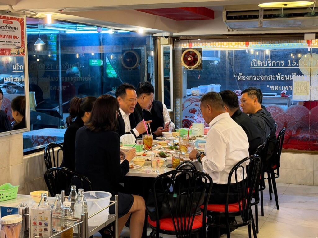 "อนุทิน" หลังกลับอเปคตรง ดิ่งฝากท้อง "ร้านข้าวต้มเหลาเหลา"