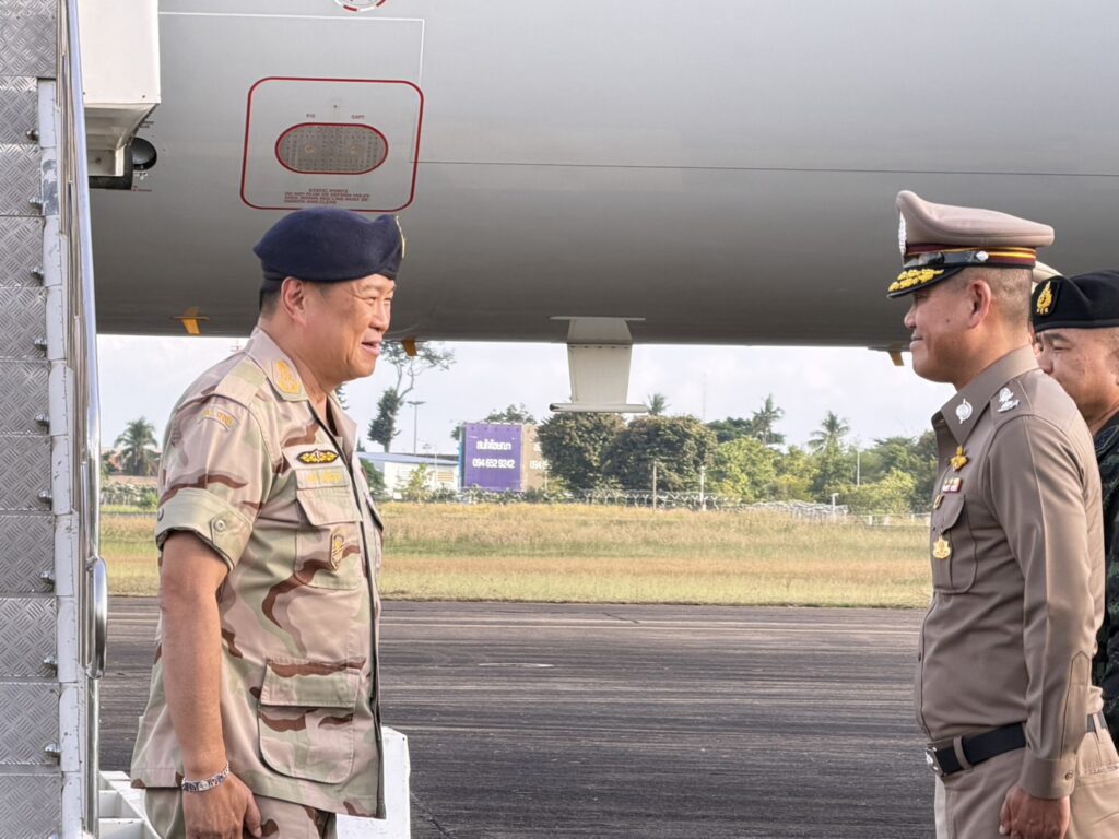 นายกฯ สวมชุด อส. บินศรีสะเกษ-อุบลฯ ดูชายแดนไทย-เขมร