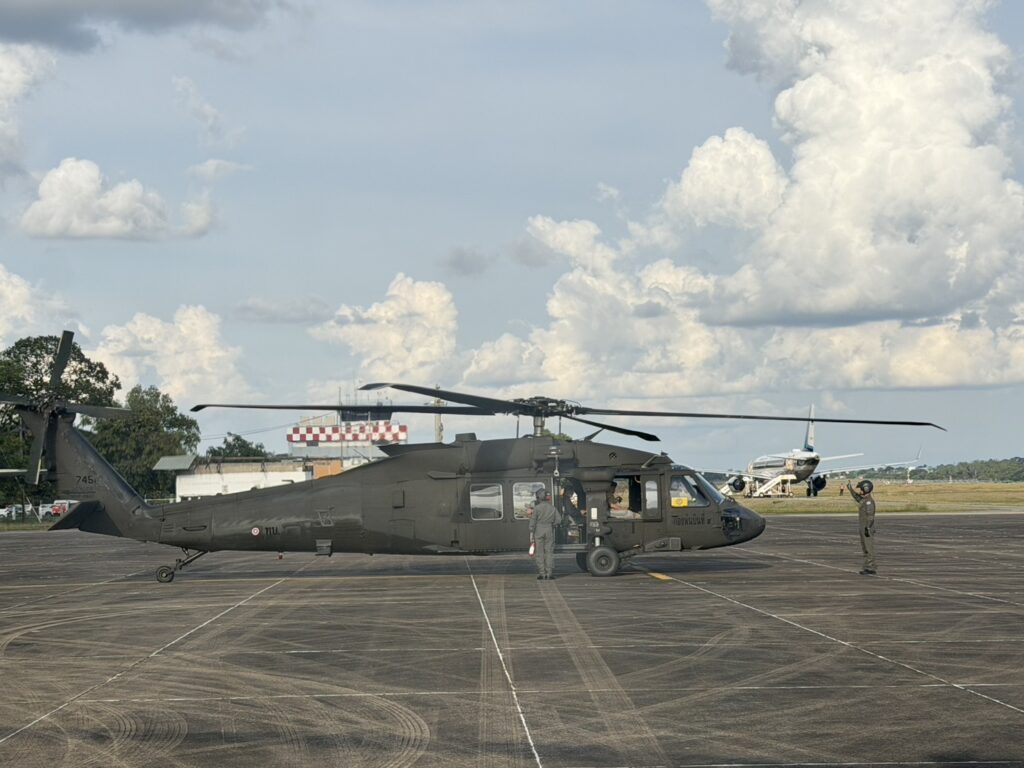 นายกฯ สวมชุด อส. บินศรีสะเกษ-อุบลฯ ดูชายแดนไทย-เขมร