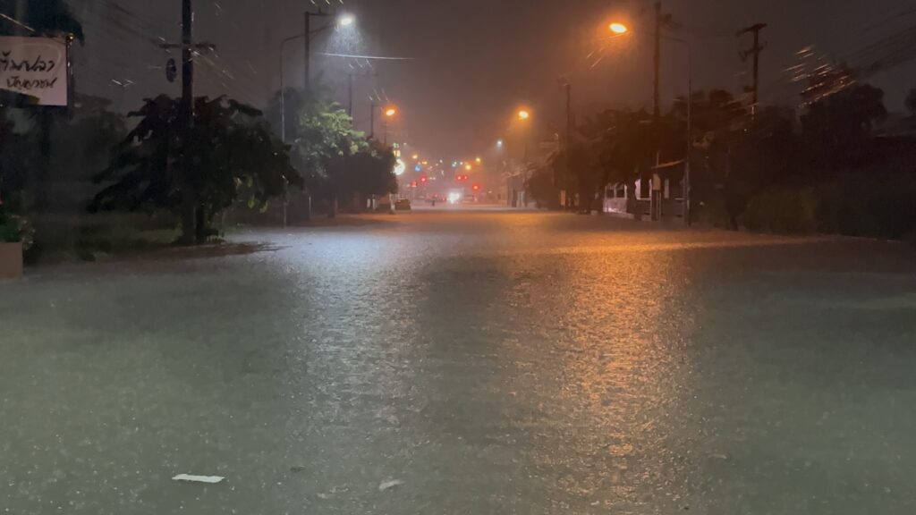 พัทยาอ่วม ฝนตกหนัก น้ำท่วมสูงหลายจุดทั่วเมือง 
