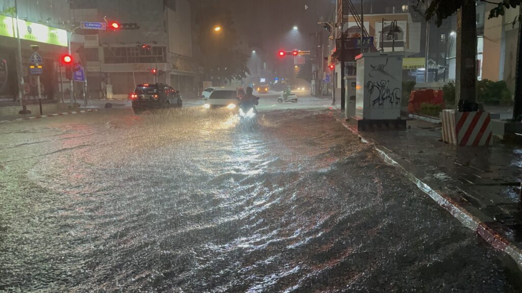 พัทยาอ่วม ฝนตกหนัก น้ำท่วมสูงหลายจุดทั่วเมือง 