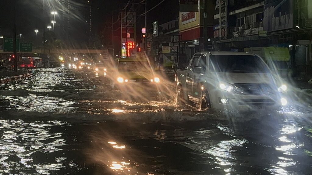 พัทยาอ่วม ฝนตกหนัก น้ำท่วมสูงหลายจุดทั่วเมือง 