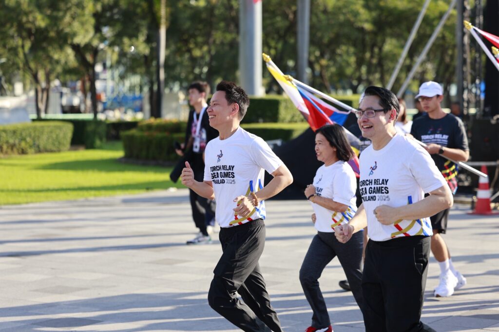 “อรรถกร” นำจุดคบเพลิง “ไฟพระฤกษ์” วิ่งเฉลิมฉลองโหมโรงซีเกมส์–พาราเกมส์