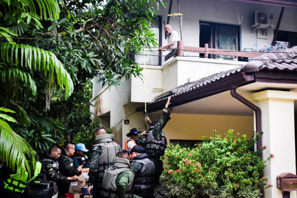 ทบ. ส่งทหารช่าง ลุยน้ำช่วยชุมชนบ้านลากูน่าปลายน้ำ หาดใหญ่