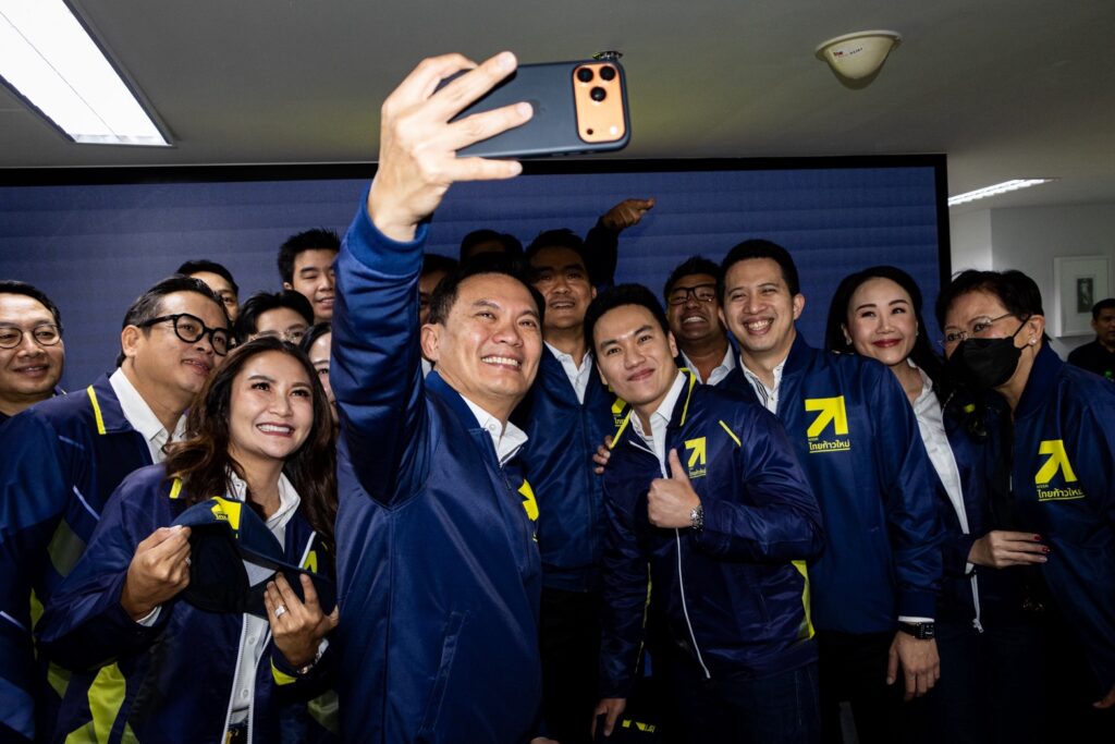 "ดร.เอ้-ไทยก้าวใหม่" เปิดตัว 15 ผู้สมัคร ส.ส.กทม. 