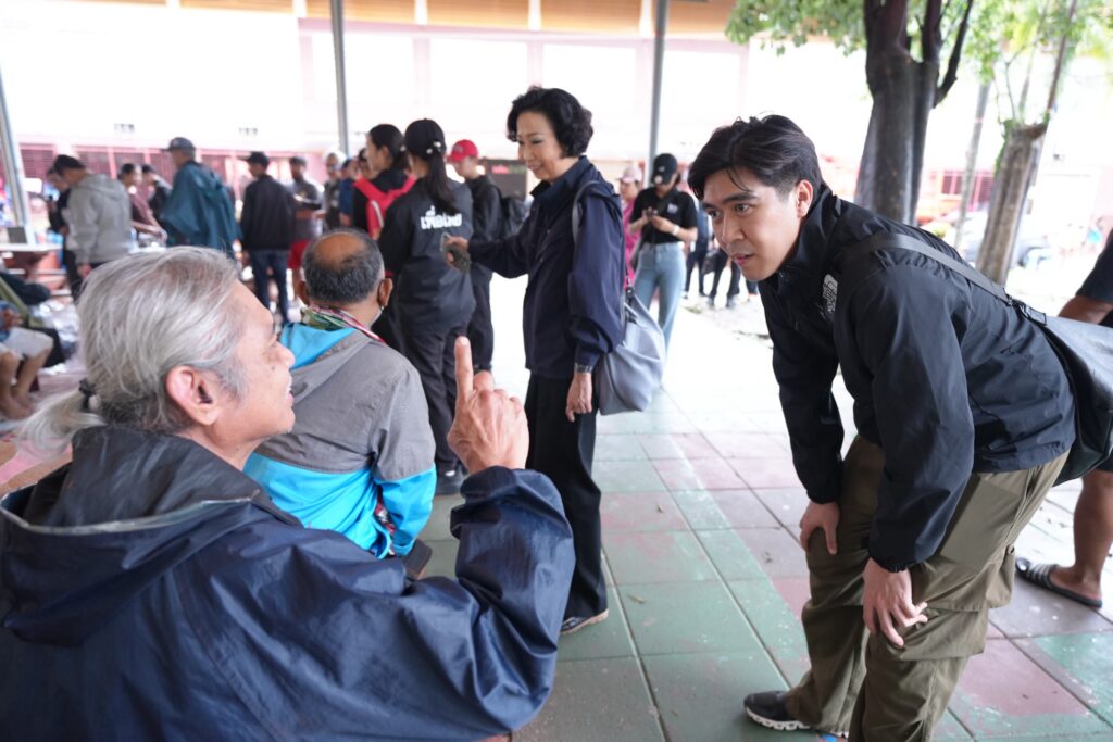 เพื่อไทยให้กำลังใจน้ำท่วม ศูนย์อพยพ รร.หาดใหญ่รัฐประชาสรรค์