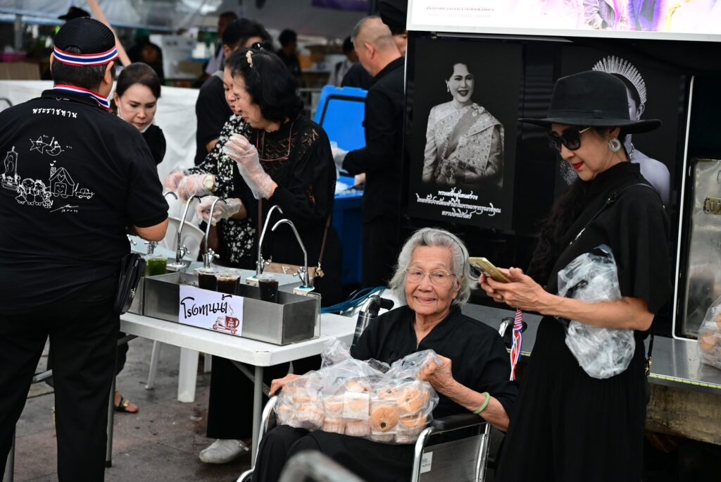 ปชช. ทยอยเข้ากราบพระบรมศพสมเด็จพระพันปีหลวงต่อเนื่อง