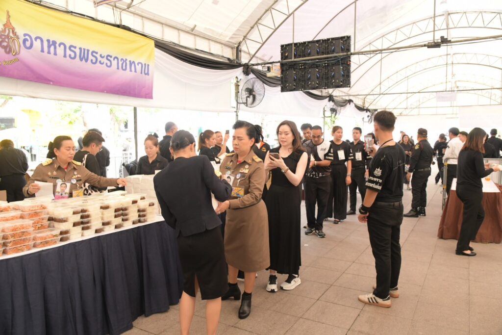 ปชช. ทยอยเข้ากราบพระบรมศพสมเด็จพระพันปีหลวงต่อเนื่อง