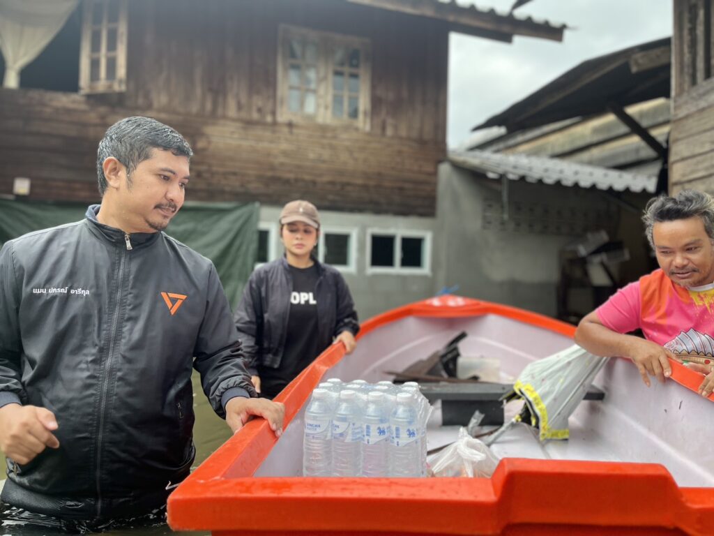 ปชน. ร่วมภาค ปชช. ช่วยเหลือน้ำท่วมใต้ จี้ รบ.ตั้งวอร์รูมแก้ปัญหา