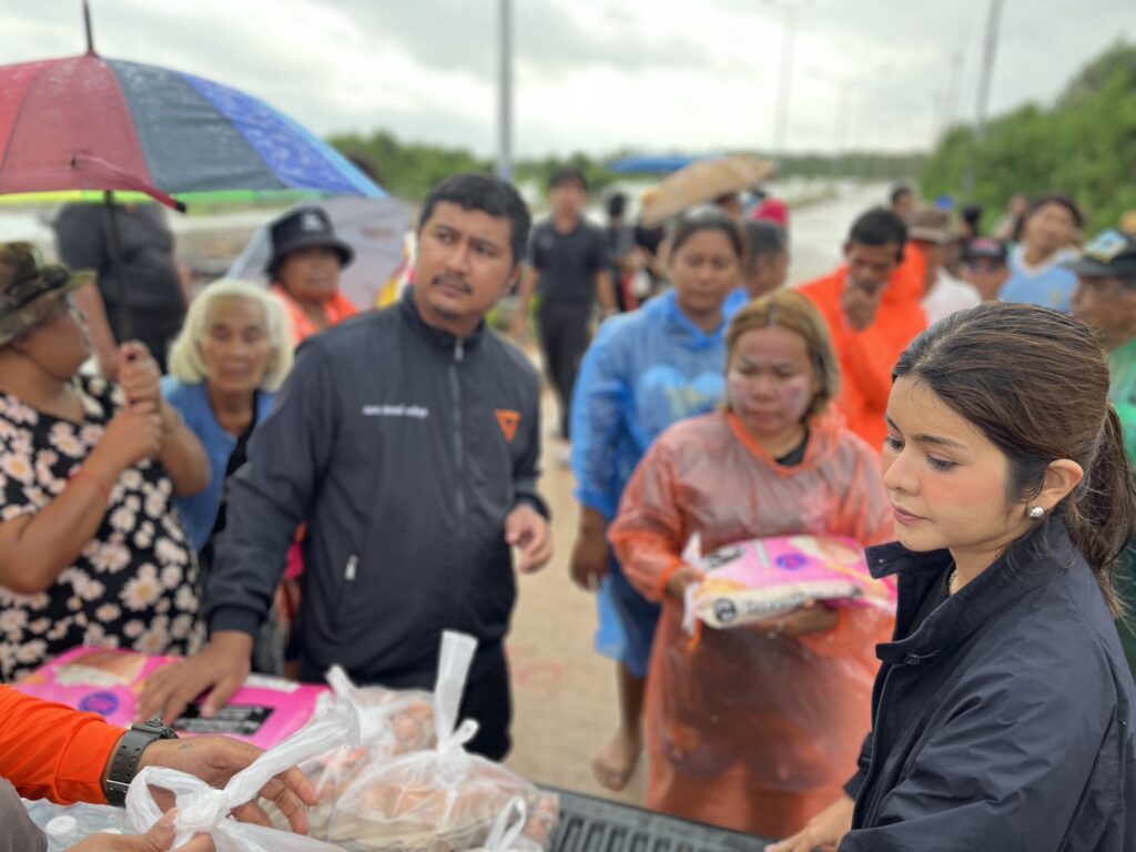 ปชน. ร่วมภาค ปชช. ช่วยเหลือน้ำท่วมใต้ จี้ รบ.ตั้งวอร์รูมแก้ปัญหา