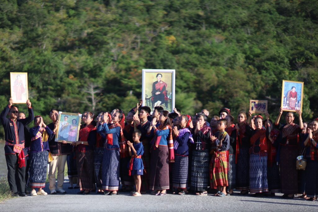 ชาวบ้านเขาวงกาฬสินธุ์ น้อมถวายความอาลัยพระพันปีหลวง