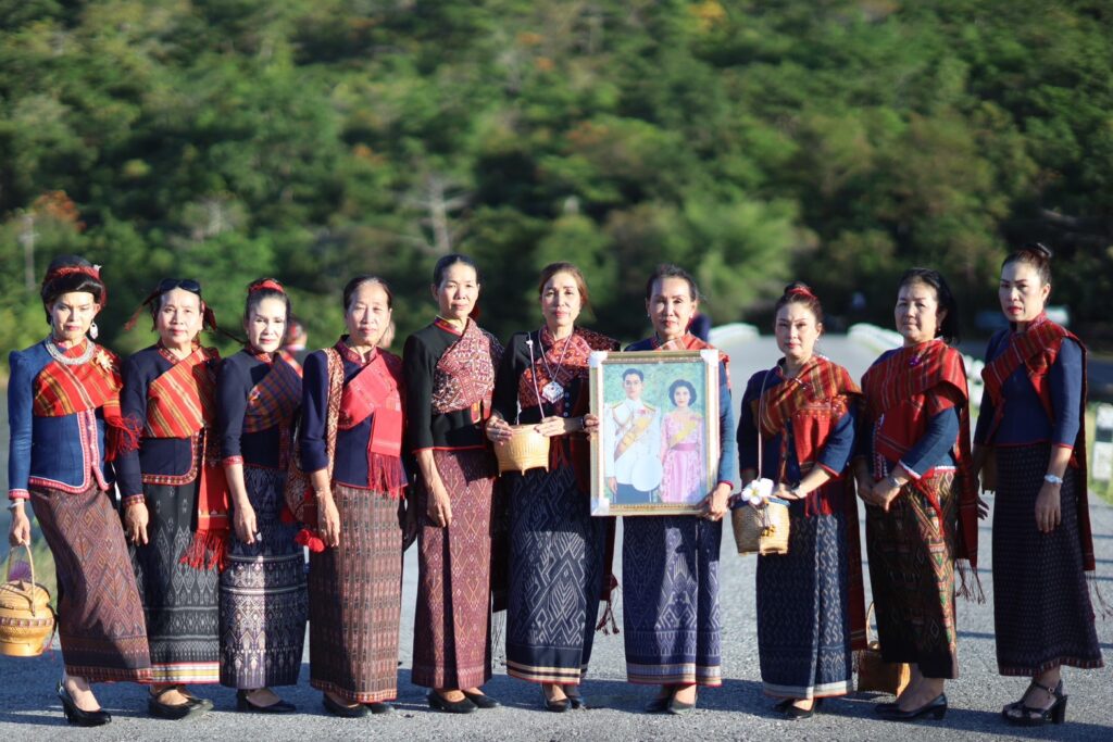 ชาวบ้านเขาวงกาฬสินธุ์ น้อมถวายความอาลัยพระพันปีหลวง