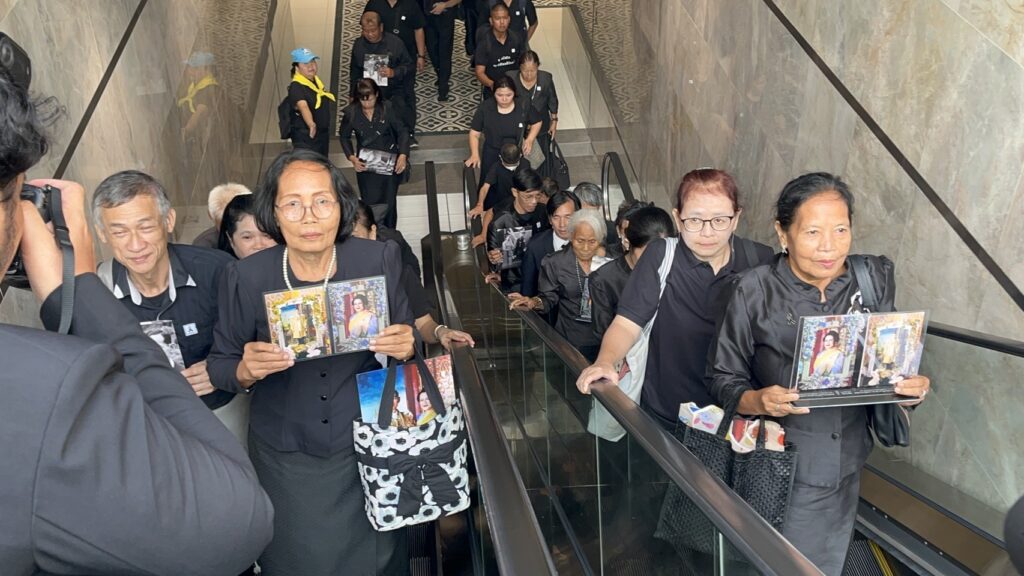 พสกนิกรหลั่งไหลเข้ากราบพระบรมศพ “สมเด็จพระพันปีหลวง” วันแรก