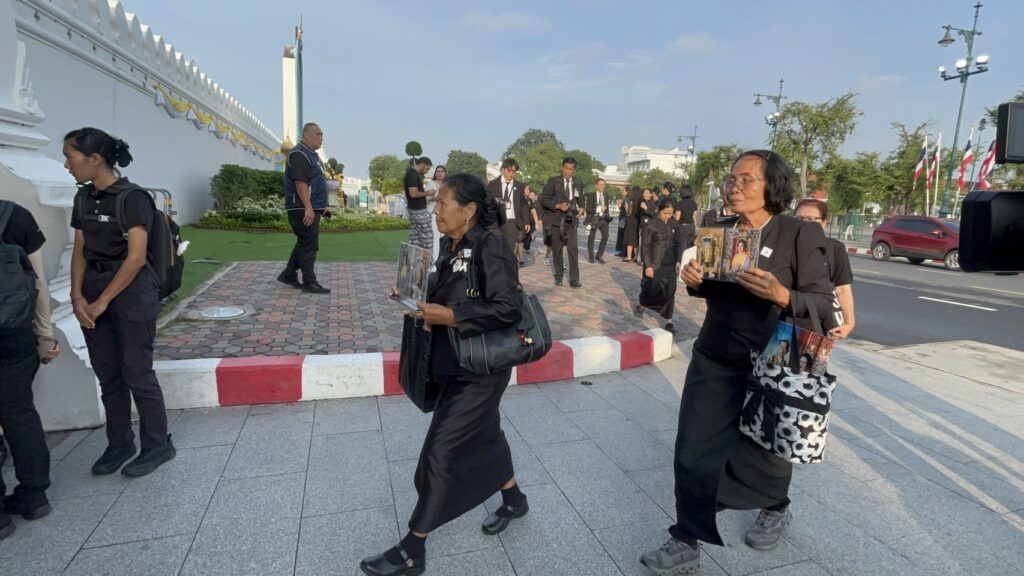พสกนิกรหลั่งไหลเข้ากราบพระบรมศพ “สมเด็จพระพันปีหลวง” วันแรก