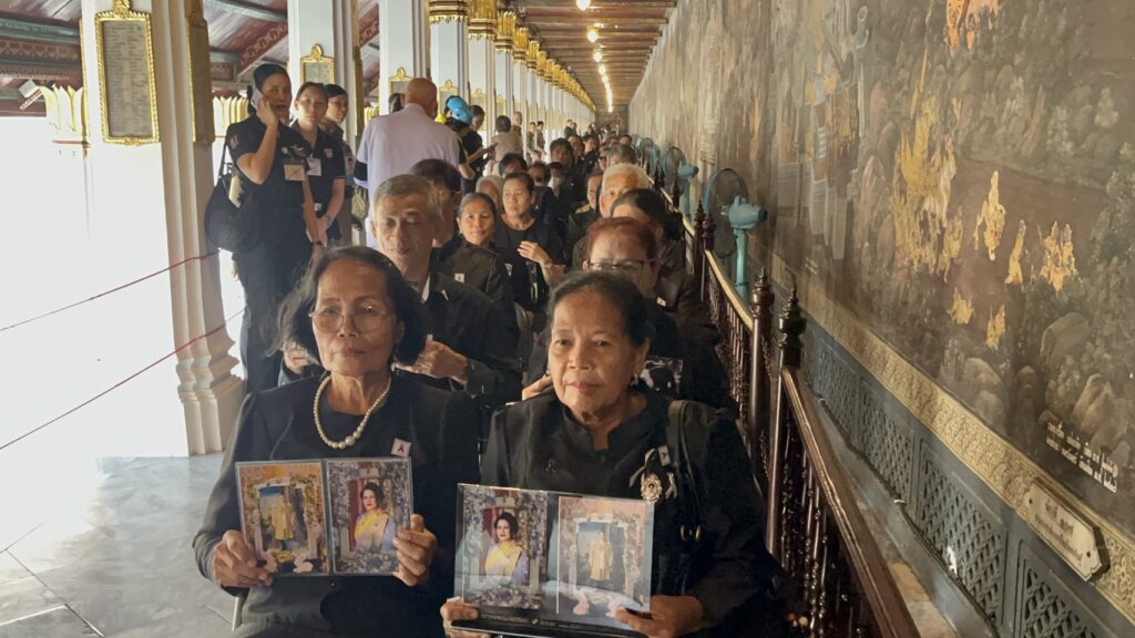 พสกนิกรหลั่งไหลเข้ากราบพระบรมศพ “สมเด็จพระพันปีหลวง” วันแรก