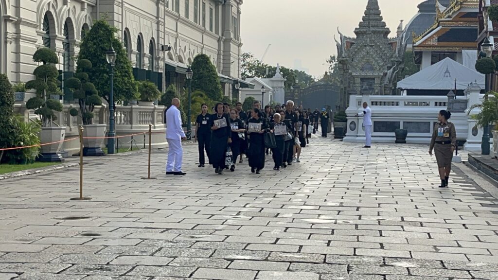พสกนิกรหลั่งไหลเข้ากราบพระบรมศพ “สมเด็จพระพันปีหลวง” วันแรก