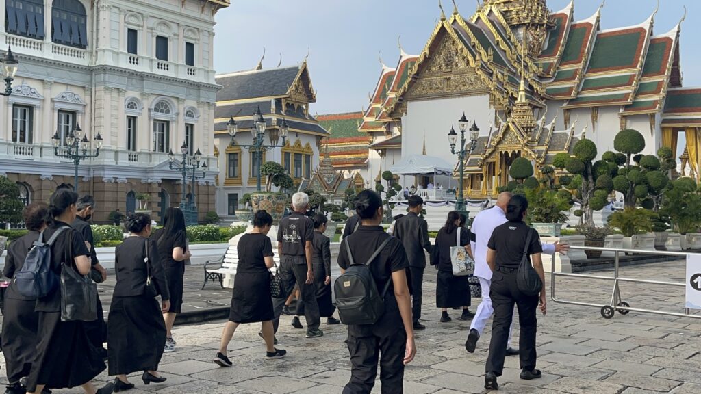 พสกนิกรหลั่งไหลเข้ากราบพระบรมศพ “สมเด็จพระพันปีหลวง” วันแรก