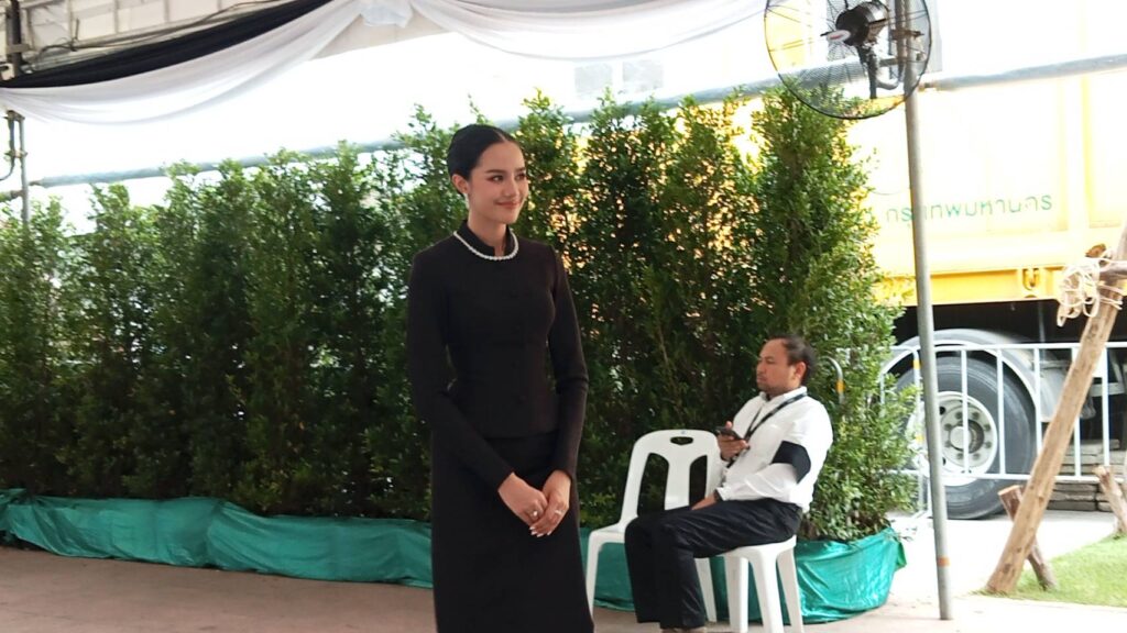 "โอปอล" ถวายอาลัยพระพันปีหลวง สานต่อพระราชปณิธานผ้าไหมไทยสู่เวทีโลก