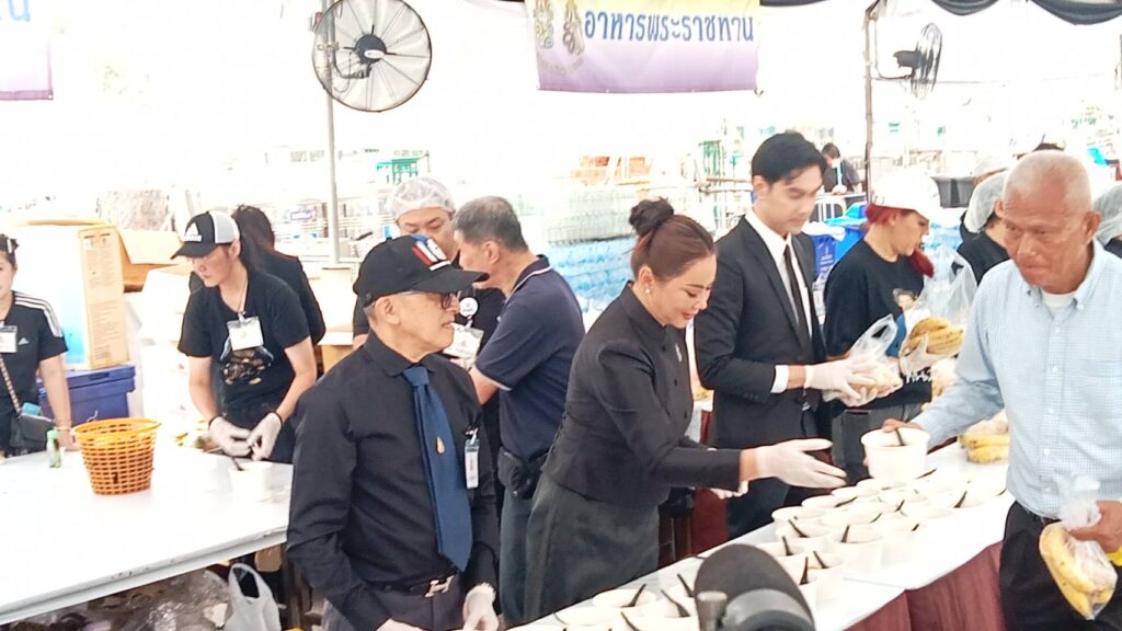 "ติ๊กชีโร่-บุ๋ม ปนัดดา" แจกอาหารปชช. รอสักการะพระบรมศพพระพันปีหลวง